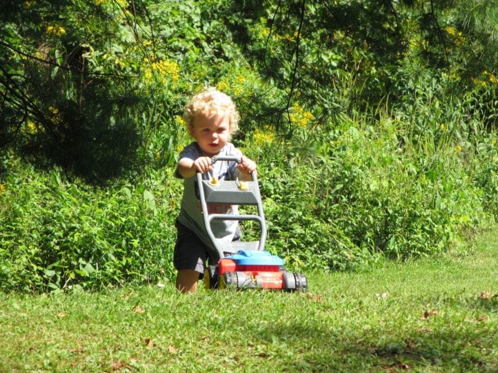 kid-mowing-the-lawn