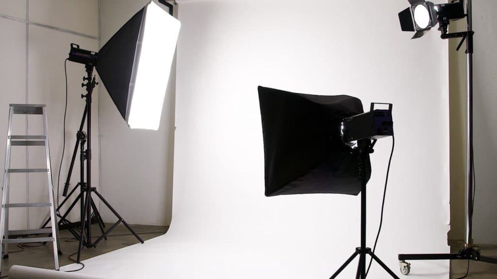 studio-equipment-lights-flashes